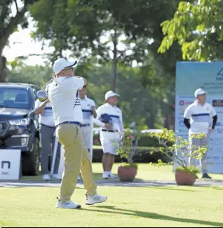  ?? ?? Fastech Managing Director, Primo D. Mateo Jr. opens the tournament with the ceremonial tee off.