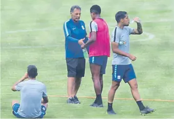  ?? VIOLETA AYASTA ?? Russo llegó ayer temprano a la cancha del Esther Grande de Bentín para despedirse del plantel.
GOLES A FAVOR