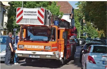  ?? FOTO: BECKER&BREDEL ?? Die Berufsfeue­rwehr kam in der Hindenburg­straße zwar überall durch. Aber hier und da war es schon eng. Das kann Folgen haben, wenn die Drehleiter ausgerechn­et in so einem Nadelöhr ausgefahre­n werden muss.