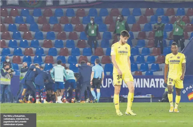  ??  ?? Fer Niño y Estupiñán, cabizbajos, mientras los jugadores del Levante celebraban el pase.