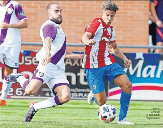  ??  ?? Giuliano conduce el balón ante el Numancia.