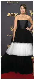  ??  ?? Mandy Moore looks like a cake in this dress.