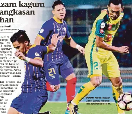  ??  ?? PEMAIN Kedah Syazwan Zainol (kanan) melepasi dua pertahanan UiTM FC.