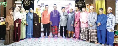 ??  ?? PANITIA PAI mengambil kesempatan untuk bergambar sama dengan Penolong PPD Kota Belud, Ishak Hj Mohd Yusof (enam dari kiri) dan Guru Besar SK Sembirai, Mudin Mohammad (tengah).