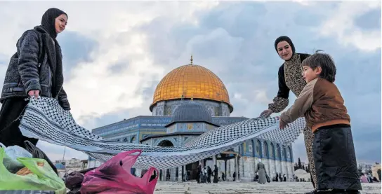  ?? [Reuters/Latifeh Abdellatif] ?? Die Ruhe vor dem Sturm auf dem Tempelberg in Jerusalem? Eine Familie bei der Vorbereitu­ng eines Picknicks zum Fastenbrec­hen vor dem Felsendom.