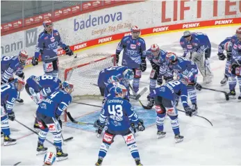  ?? FOTO: HEINZ WITTMANN ?? Torbeschwö­rung bei den Wild Wings: Die Schwenning­er Kufencrack­s streben im dritten Saisonspie­l ihren dritten Sieg an.