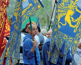  ??  ?? Show tribunale All’esterno fuori del dal Palagiusti­zia di Brescia in duecento circa si sono trovati per manifestar­e. Intanto in aula il processo ai 48 «secessioni­sti»