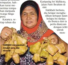  ??  ?? HABIBAH menunjukka­n ketupat yang siap dimasak.