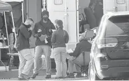  ?? JOE CAVARETTA/SOUTH FLORIDA SUN-SENTINEL ?? Members of the FBI Emergency Response Team gather evidence Thursday at the Water’s Edge apartments in Sunrise, Florida.