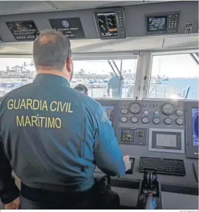  ?? JULIO GONZALEZ ?? Un guardia civil, en el puente de mando de una de las patrullera­s que trabajan en la costa de Cádiz.