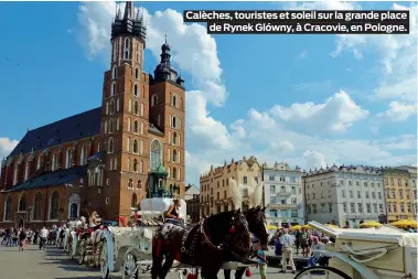  ??  ?? Calèches, touristes et soleil sur la grande place
de Rynek Glówny, à Cracovie, en Pologne.