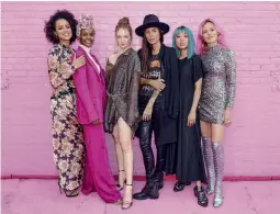  ??  ?? IN BUONA COMPAGNIA
Nathalie Emmanuel a Los Angeles con gli altri volti del new look di PANDORA. Da sinistra: Halima Aden, Larsen Thompson, Tasya van Ree, Margaret Zhang e Georgia May Jagger.