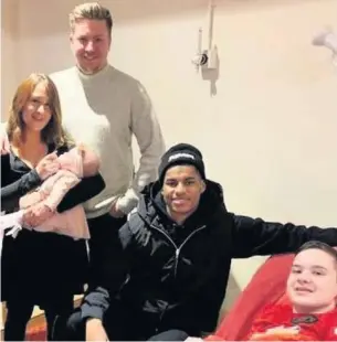  ??  ?? Josh meets his favourite Manchester United player Marcus Rashford as mum Fiona, with baby Felicity and step-dad Joel Lapi look on