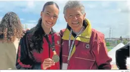  ?? EL DÍA ?? Carmen Avilés posa con Antonio Bravo tras lograr la medalla de oro.