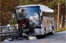  ?? FOTO: JARLE R. MARTINSEN ?? En buss med skoleelver fra Bogafjell skole i Rogaland kolliderte fredag med autovernet.