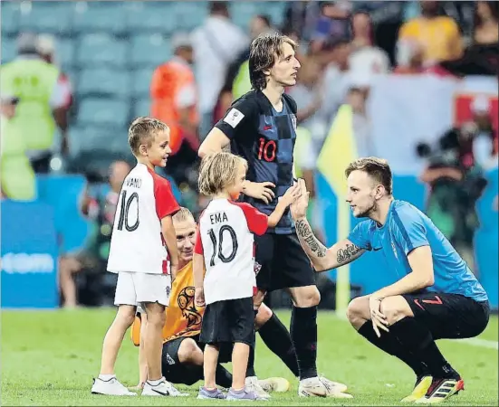  ?? FRIEDEMANN VOGEL / EFE ?? Armonía. Ivan Rakitic saluda a la hija de Modric en presencia del niño de Luka y del propio jugador blanco, el sábado por la noche sobre el césped de Sochi