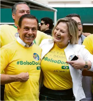  ??  ?? João Doria (PSDB) vota com a deputada federal eleita Joice Hasselmann