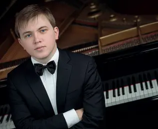  ??  ?? Giovane Filippo Gorini è un pianista italiano di 22 anni. Da tre anni calca i maggiori palchi d’Europa. Sarà alla Filarmonic­a di Trento lunedì