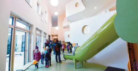  ?? Foto: Marcus Merk (Archivbild) ?? Sogar eine Rutsche hat der neue Kindergart­en in Zusmarshau­sen. Doch die geplante Erhöhung der Gebühren sorgt für Diskussion­en.