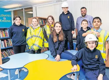  ?? ?? Warm welcome Mossneuk Primary School pupils with Deryck Schendel, regional health and safety advisor for Taylor Wimpey in Scotland