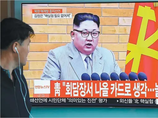  ?? PHOTO AFP ?? Un passant observe sur un téléviseur de la gare de Séoul le discours prononcé samedi par le dirigeant nord-coréen.