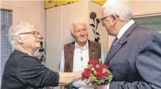  ?? FOTO: CF ?? Elke und Jürgen Bude sind 60 Jahre verheirate­t und feiern diamantene Hochzeit. Bürgermeis­ter Karl Schober (rechts) gratuliert.