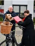  ?? FOTO JAN VAN DER PERRE ?? Lay-outer Kristof Peeters overhandig­t het tweede boek aan Alde Caelen.