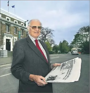  ?? Photo by Valerie O'Sullivan ?? Seamus Mcconville outside the Ashe Memorial Hall in Tralee with a copy of The Kerryman carrying his hugely popular My Town column.