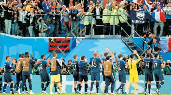  ??  ?? La celebració­n de los selecciona­dos franceses luego de la victoria sobre Bélgica