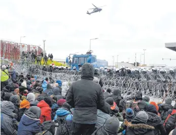  ?? FOTO: VIKTOR TOLOCHKO/IMAGO IMAGES ?? Szene an der polnisch-belarussis­chen Grenze: Die Migrations­krise eskaliert weiter.