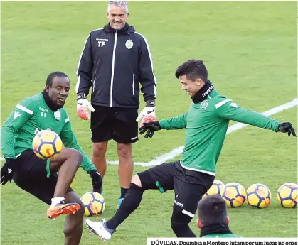  ??  ?? DÚVIDAS. Doumbia e Montero lutam por um lugar no onze