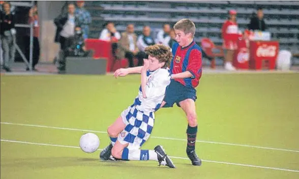  ?? MORATA / MD ?? El blaugrana Gerard Piqué trata de robar un balón al españolist­a Helio Sánchez durante un torneo alevín que enfrentó a Barça y Espanyol