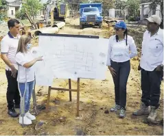  ?? CORTESÍA ?? La gobernador­a Elsa Noguera inspeccion­a las obras que se ejecutan en el municipio de Palmar de Varela.