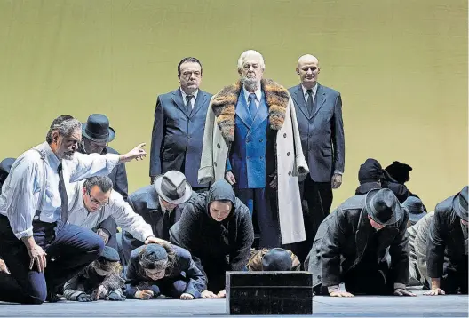  ?? Wiener Staatsoper ?? Er steht immer noch im Mittelpunk­t: Pl´acido Domingo als der babylonisc­he König Nabucco in der gleichnami­gen Verdi-Oper.