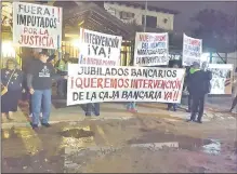  ??  ?? Jubilados bancarios anunciaron que proseguirá­n con los escraches frente a la residencia del titular del BCP.