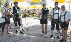  ?? FOTO: LYDIA SCHÄFER ?? Die Allgäuer Bergvagabu­nden sorgen für gute Stimmung auf dem Sommerfest des Rotary-Clubs am GZH.