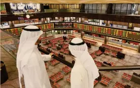  ??  ?? EPA
Borse del Golfo a picco. Il crollo del petrolio ha inciso pesantemen­te sui mercati azionari del Golfo. La Borsa del Kuwait (nella foto) ha perso oltre il 10% e gli scambi sono stati sospesi