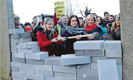 ?? FOTO ČTK/AP ?? Tohle nedopustím­e. Tři čelné političky strany Sinn Féin (zleva) Martina Andersonov­á, Mary Lou McDonaldov­á a Michelle O’Neilová rozebírají symbolicko­u bariéru, která dočasně vznikla na irsko-severoirsk­é hranici. Šlo o protest proti možnému obnovení tvrdého režimu na hranici v souvislost­i s brexitem.