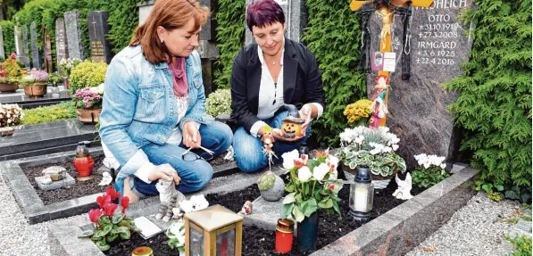  ?? Foto: Silvio Wyszengrad ?? Petra Rauch (rechts) zeigt Hedwig Kondla, wie sie das Familiengr­ab geschmückt hat, in dem seit Mai nun auch Tochter Daniela begraben liegt. Beide Frauen haben ihre Kinder verloren. Dass von den Gräbern auf dem Alten Ostfriedho­f immer wieder etwas...