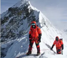  ??  ?? AIRLIFT RACKET: Mount Everest trekkers have been targeted
