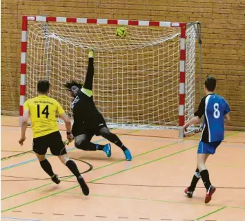  ?? Foto: Ulla Gutmann ?? Schon im ersten Spiel des Turniers zeigten die A-Junioren des TSV Mindelheim (gelb-schwarze Trikots), dass sie um den Sieg mitspielen werden: Der FSV Dirlewang wurde mit 5:0 klar besiegt.