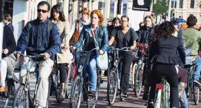  ??  ?? „ De fietspaden moeten breder, we moeten toe naar straten waar de auto te gast is”, zegt de fietsburge­meester.