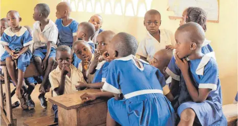  ?? FOTO: HANNES BAUER ?? Die Grundschul­e im Bezirk Fako South in Kamerun wurde mithilfe von Spendengel­dern gebaut. Wegen des Bürgerkrie­gs ruht der Betrieb mittlerwei­le. Die Spenden von „Helfen bringt Freude“sollen für die Friedensar­beit verwendet werden.
