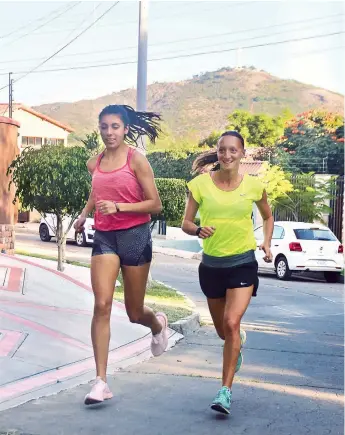  ?? CARLOS LóPEZ ?? Micaela Levaggi (izq) y Mariana Borelli entrenando.