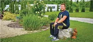  ?? FOTO: DANIEL VOLKMANN ?? Fabian Lang auf dem Campingpla­tz in Weberstedt. Gemeinsam mit seiner Lebensgefä­hrtin und der Freiwillig­en Feuerwehr sammelt er Spenden für die vom Hochwasser betroffene­n Weberstedt­er Familien.