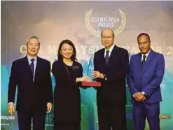  ??  ?? HANNAH menyerahka­n Anugerah Pencapaian Seumur Hidup (Tanggungja­wab Sosial) CSR Malaysia Awards 2019 kepada Lee.