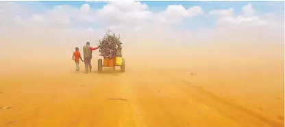  ??  ?? Entre la arena. Dos personas sealejan, en el campo de Daadab, en Kenya. Otro momento de la película.