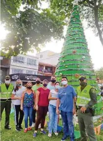  ?? ARCHIVO PARTICULAR ?? Vecinos del barrio República de Israel y miembros de la Policía Metropolit­ana de Cali mostraron el árbol.