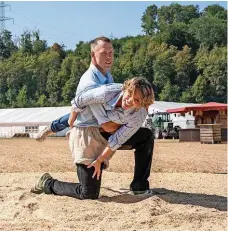  ?? ?? Matthias Sempach zeigte sich gestern im Schwingero­utfit, aber auch mit Schürze.