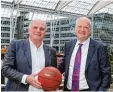  ?? Foto: C. Kolbert ?? Hier wollen sie spielen: Bayern Präsi dent Uli Hoeneß (links) und Thomas Weyer von der Flughafen GmbH beim Presseterm­in in München.